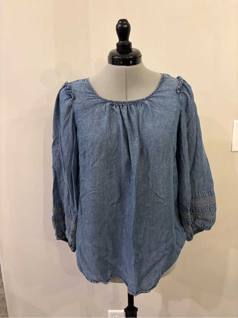 LC Lauren Conrad Blue Chambray Denim Peasant Blouse 0183